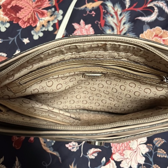 Guess Crossbody - Picture 2 of 3